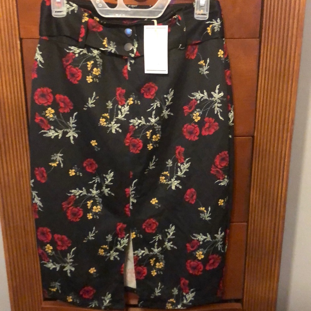 🌹Cute floral fitted skirt!!😁